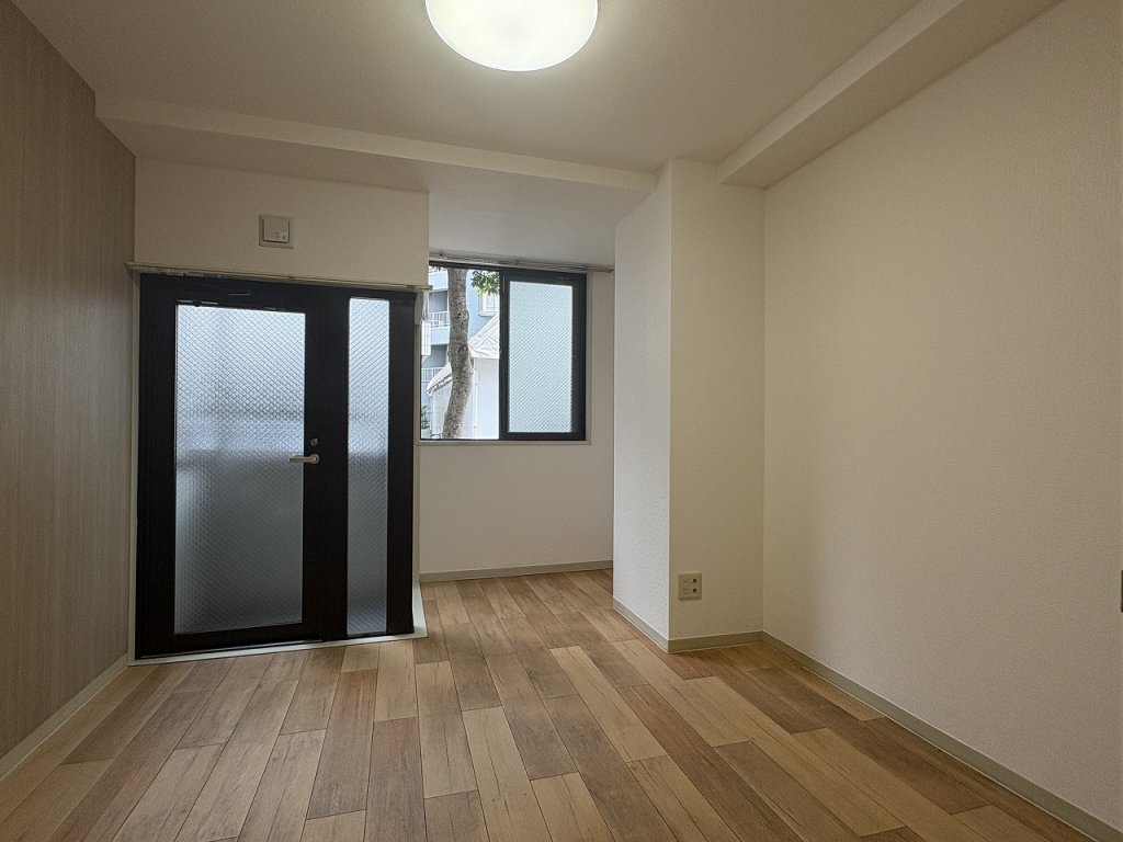 居室・リビング　東向き・前面棟の影響少なく明るいです。