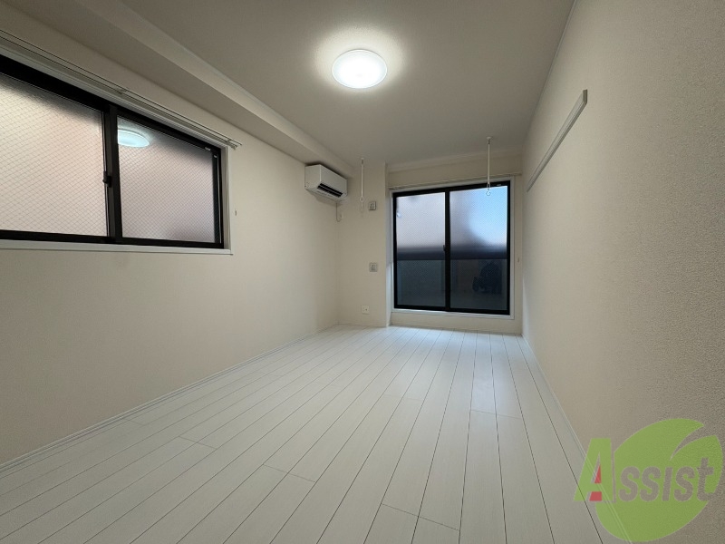 居室・リビング　こちらのお部屋にも大きな窓があり、しっかり明るいです。