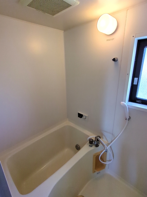 バス・シャワールーム　★バスルームに窓があるので喚起もしやすいです★