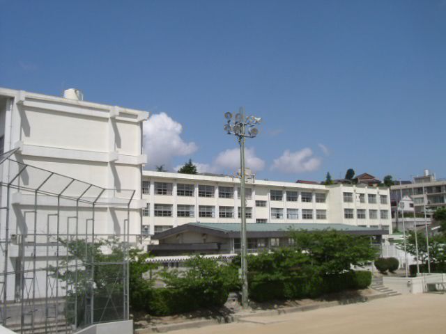 中学校　槻田中学校（中学校）まで610m