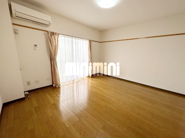 居室・リビング　洋室にはカーペット付。