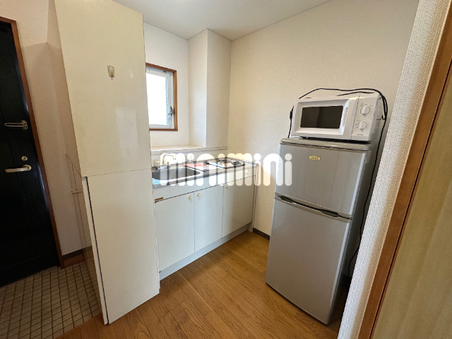 キッチン　電気コンロ・冷蔵庫・電子レンジ付。