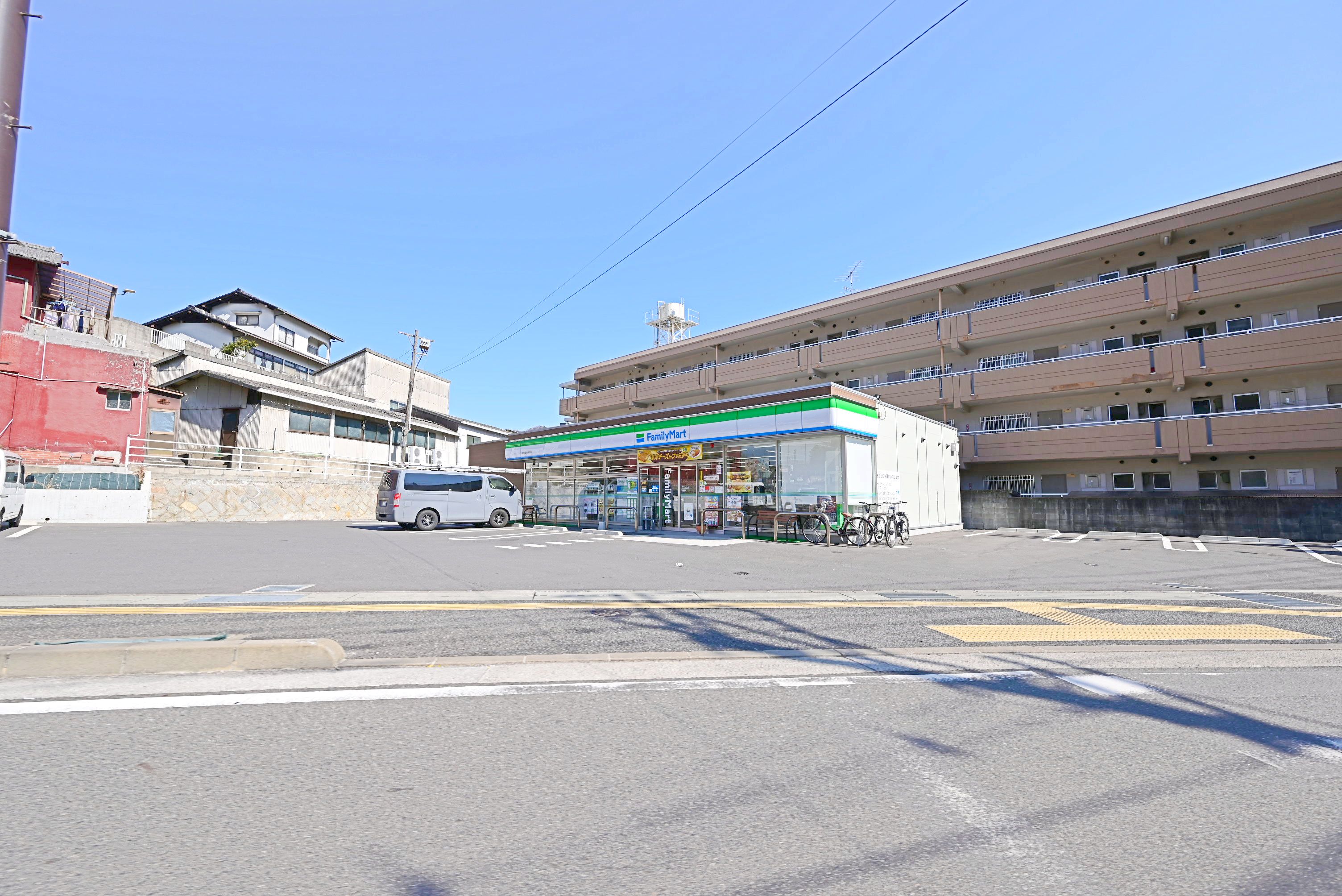 コンビニ　ファミリーマート府中町青崎東店（コンビニ）まで957m