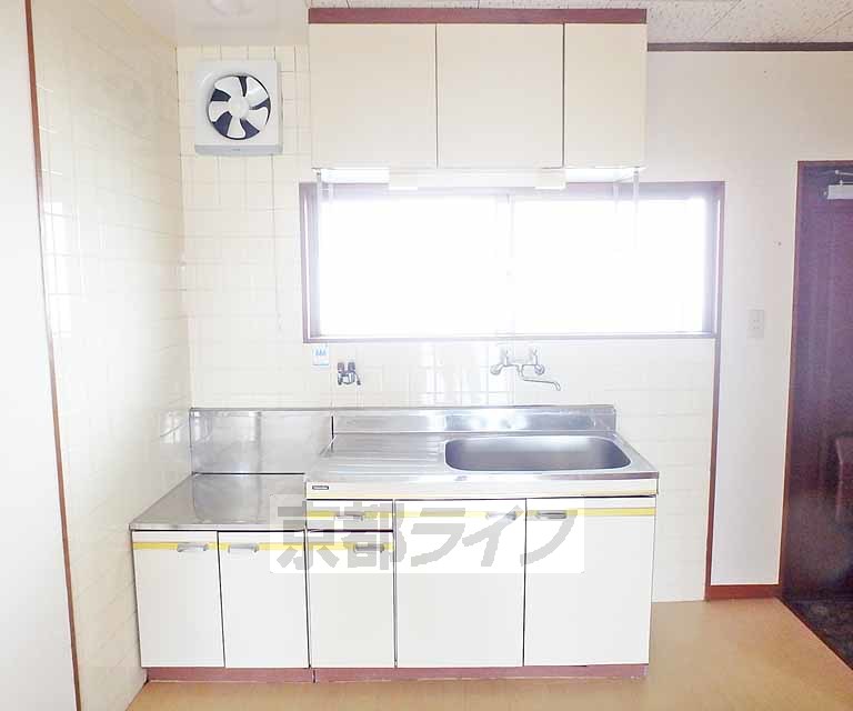 キッチン　窓に面した明るいキッチンスペースです