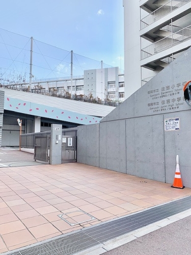 小学校　住吉小中学校（小学校）まで374m