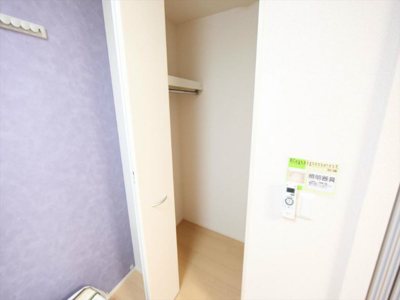 収納　クローゼット　左右にハンガーパイプがあります