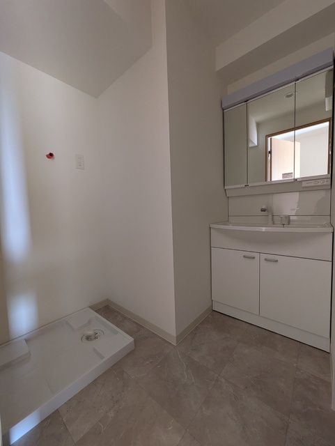 洗面設備　※現在建築中　３０１号室モデルルームの写真です