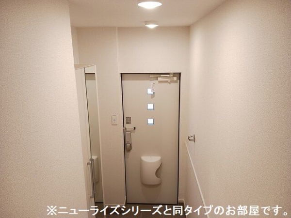 玄関　※参考写真　同建築メーカー施工の同間取完成他物件のものです。