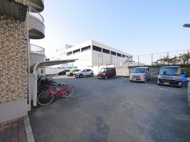 駐車場　駐車場があるので、車を買う予定の方も安心です