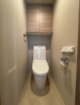 トイレ　落ち着いた色調のトイレです