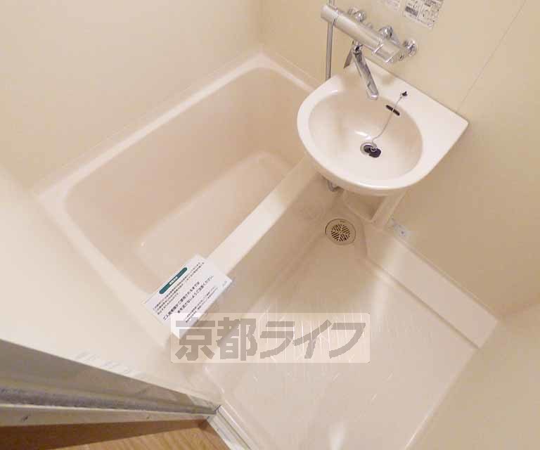 バス・シャワールーム　清潔感のあるバスルーム。