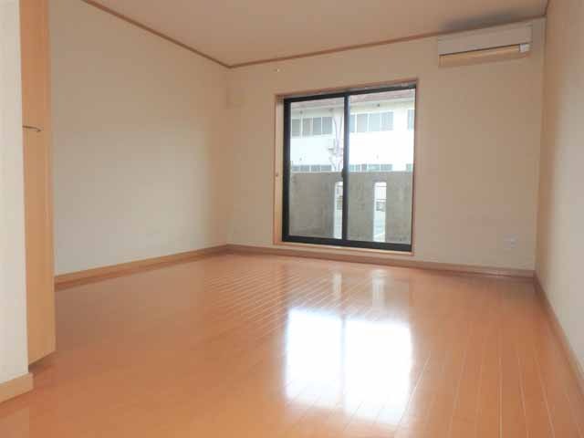 居室・リビング　１０．２帖の洋室！