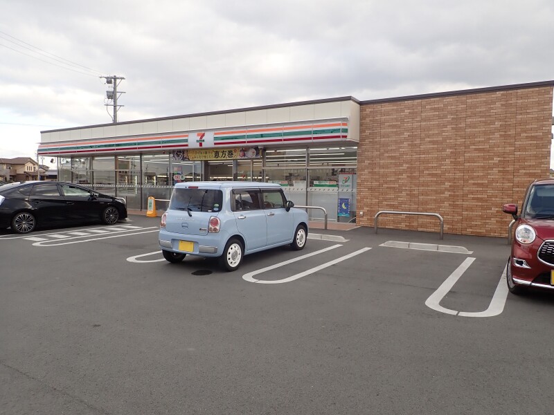 コンビニ　セブンイレブン松阪下村町店（コンビニ）まで556m