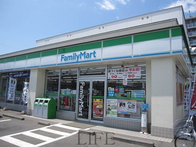 コンビニ　ファミリーマート月寒東5条店（コンビニ）まで331m