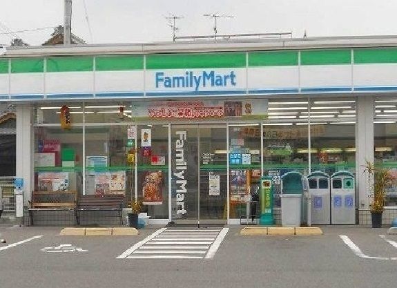 コンビニ　ファミリーマート（コンビニ）まで450m