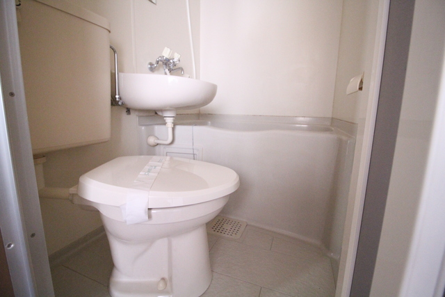 バス・シャワールーム　お掃除がしやすい洗面台付き３点ユニットです☆