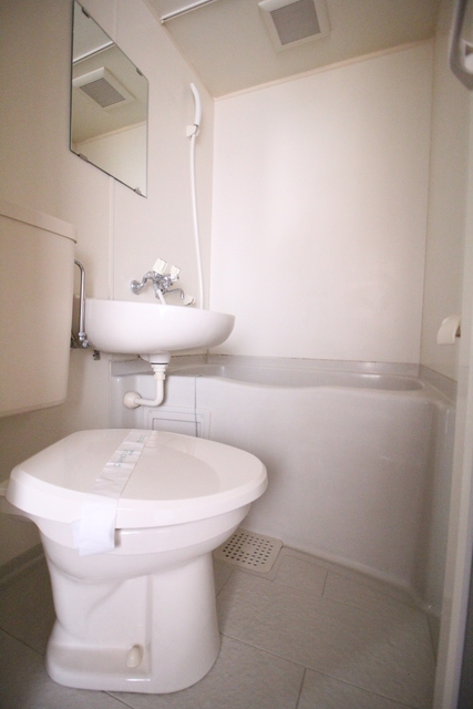 トイレ　白を基調とした空間で清潔感のあるトイレです♪