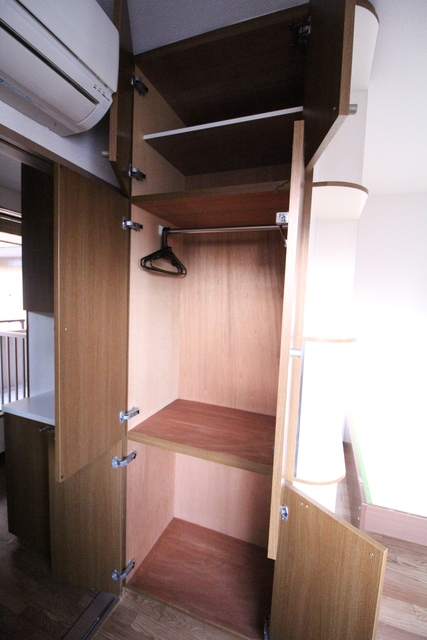 収納　パイプハンガーがあるのでたたまず衣類を掛けることができます♪