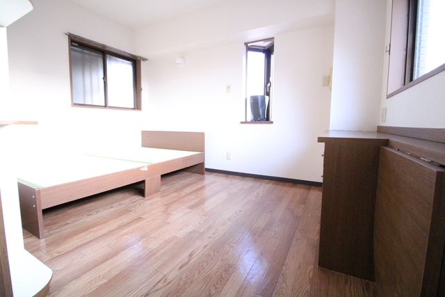 居室・リビング　室内は落ち着いたぬくもりのあるフローリングです☆