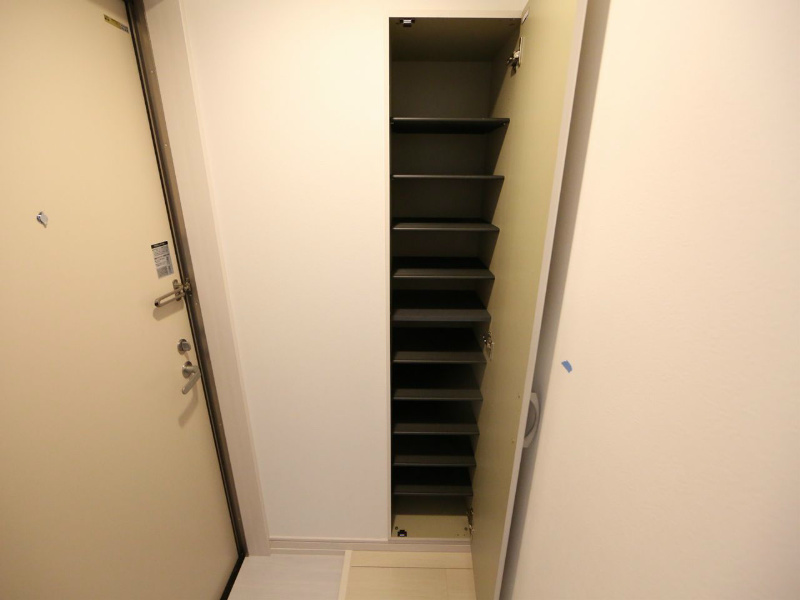 玄関　玄関　シューズボックス付（収納充実してます）