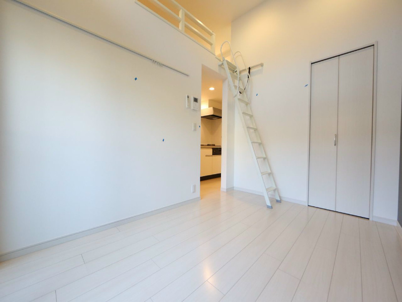 居室・リビング　洋室8.5帖　ロフト5.6帖（収納にも寝室にも使えます）