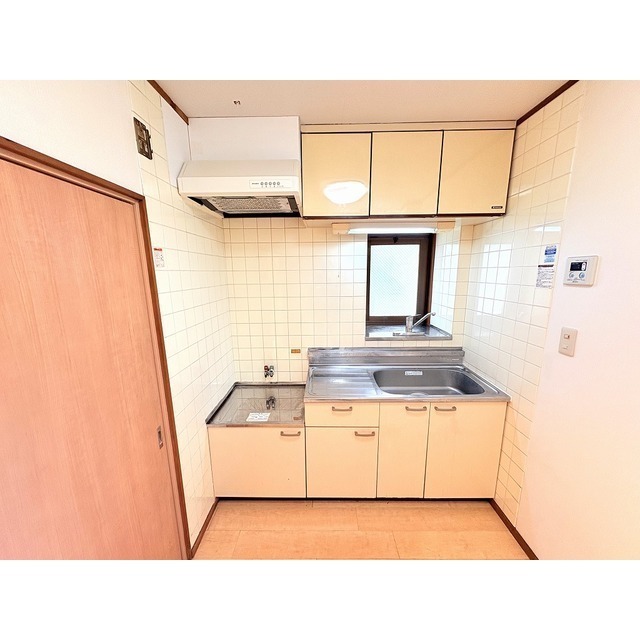 キッチン　窓付きで快適にご利用できます