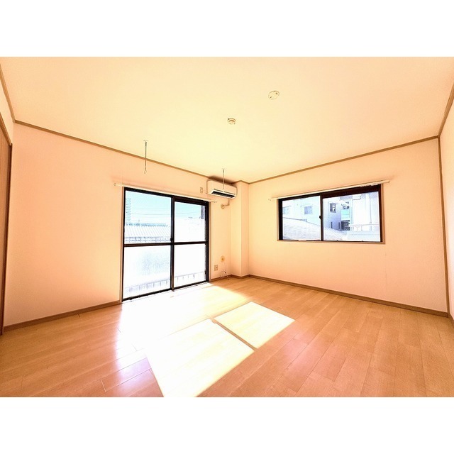 居室・リビング　大きな窓から陽光が差し込みます