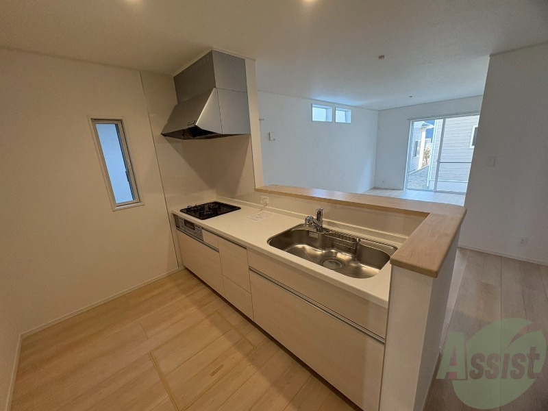 キッチン　キッチンは３口ガスコンロです。料理がはかどりそうですね。