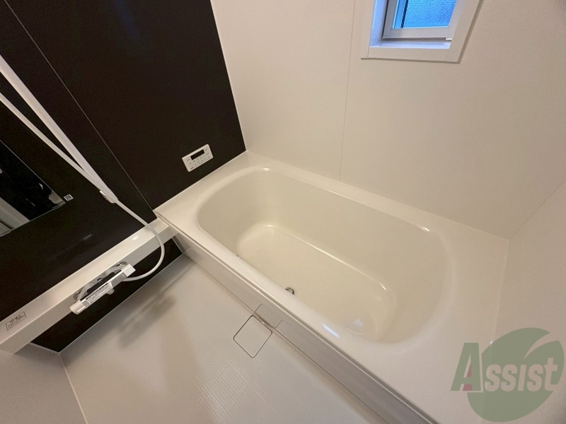 バス・シャワールーム　浴室になります。浴槽が大きく、毎日リラックスできますね。