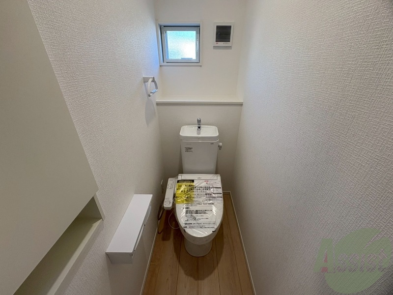 トイレ　ウォシュレット付トイレです。収納も多くて便利ですね。