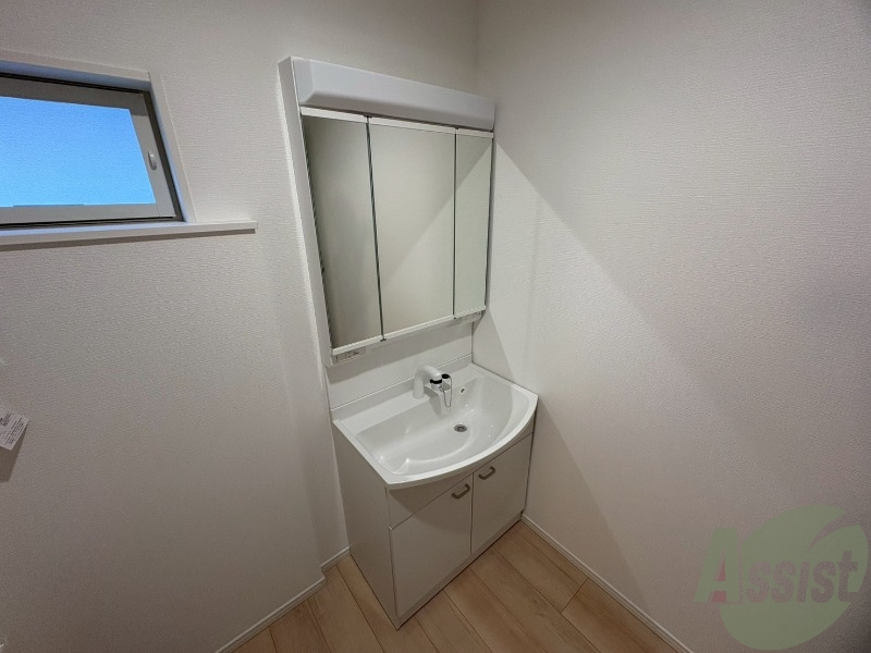 洗面設備　独立洗面台です。３面鏡で毎朝の準備が楽しくなりそうですね。