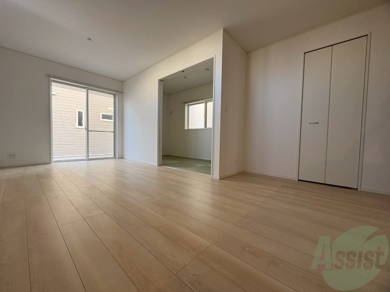 居室・リビング　１２．２帖の洋室になります。開放感があり広々としております。