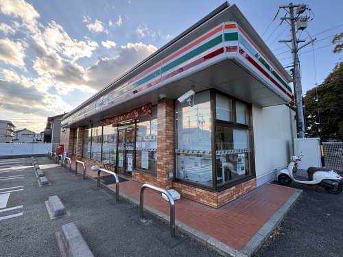 コンビニ　セブンイレブン（コンビニ）まで204m