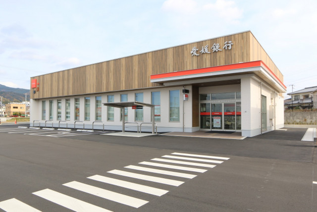 銀行　ひめぎん東温スクエア（銀行）まで562m