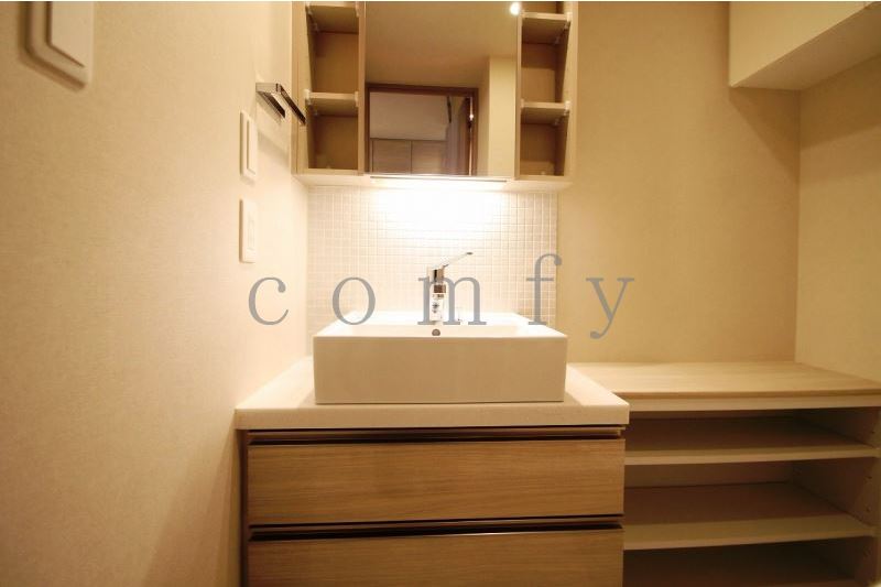 洗面設備　お洒落な独立洗面台