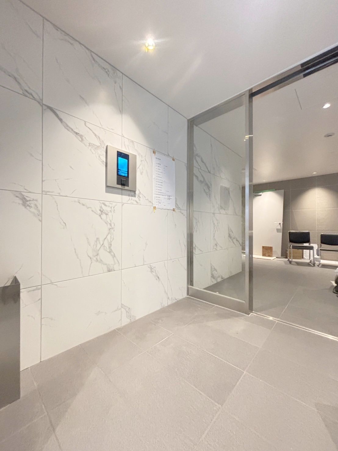 エントランス　落ち着いたエントランスです