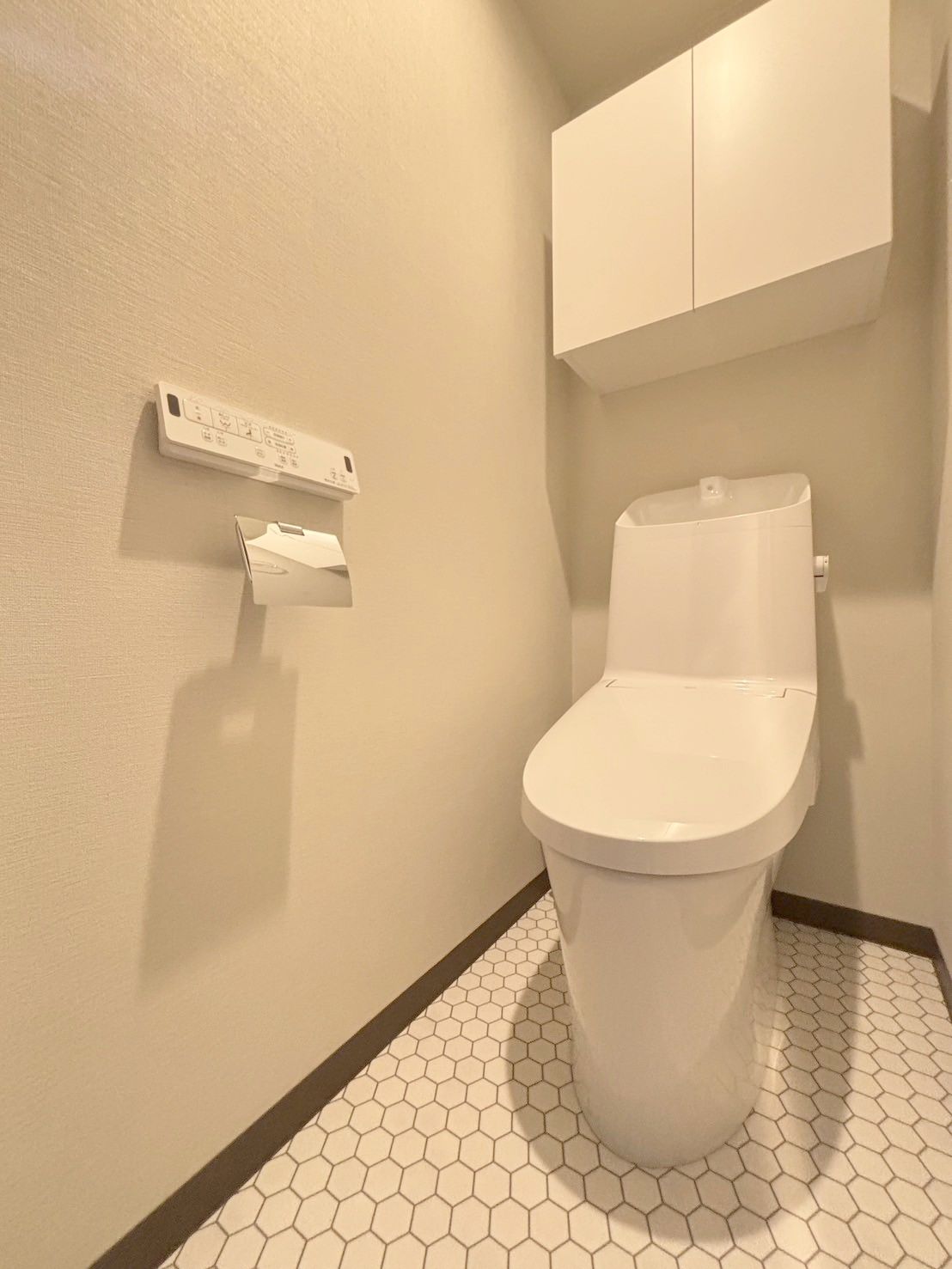 トイレ　落ち着いた色調のトイレです