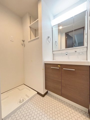 洗面設備　朝の支度にも助かる、独立の洗髪洗面化粧台