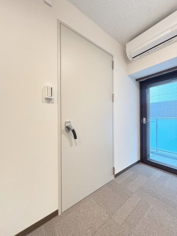 その他設備　防音扉仕様で防音室からリビング側に聞こえる音も 45dbです