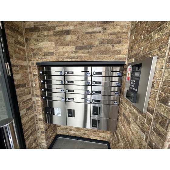 その他　共用エントランスにはオートロック、宅配ボックスあり