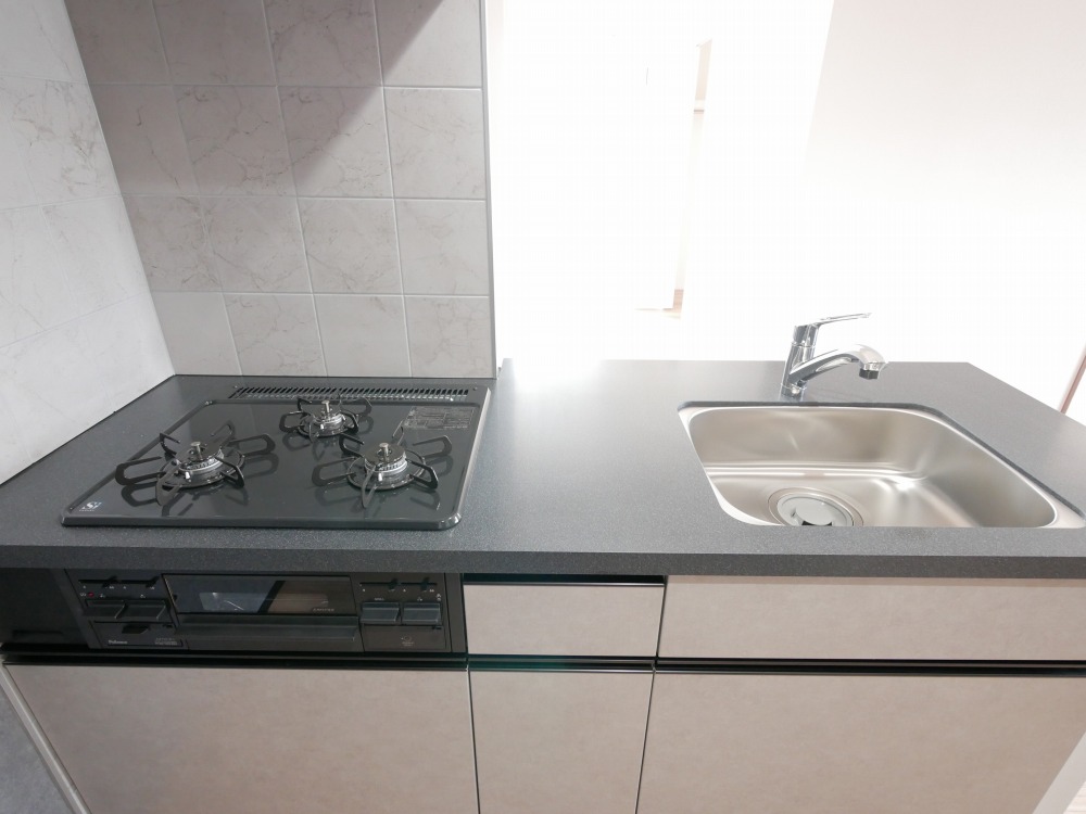 キッチン　スタイリッシュな黒の天板の人工大理石キッチン