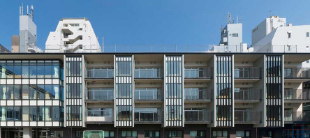 小学校　新宿区立愛日小学校（小学校）まで249m