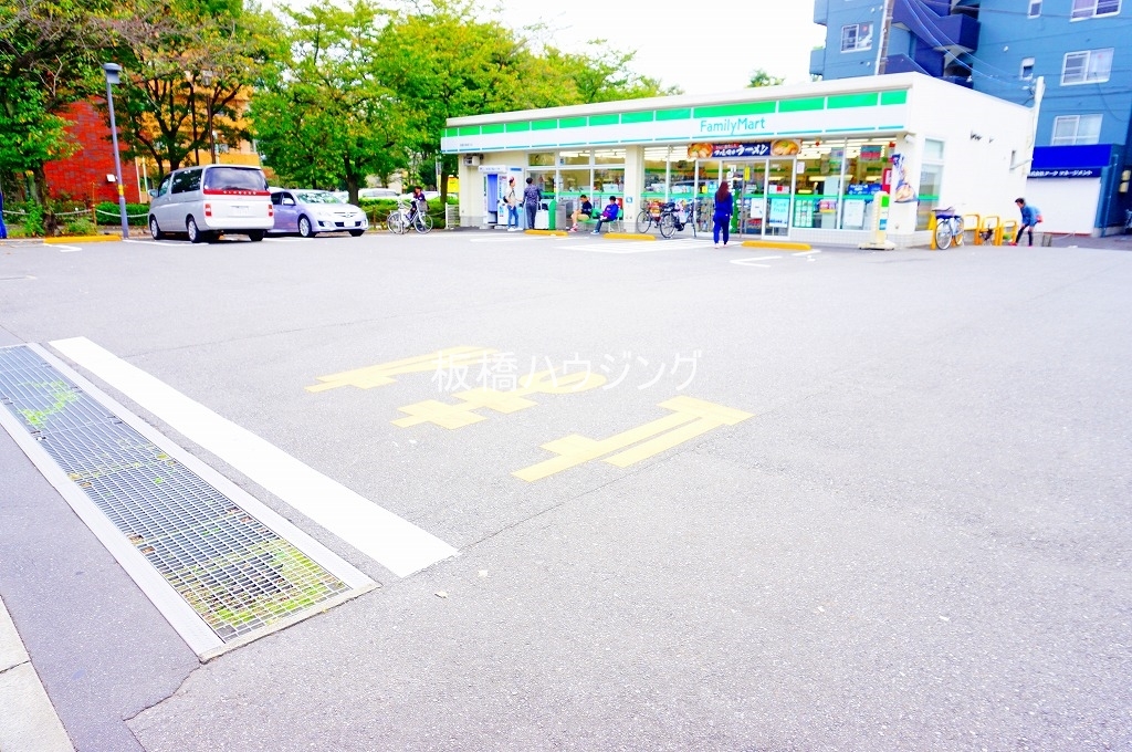 コンビニ　ファミリーマート板橋市場通り店（コンビニ）まで454m