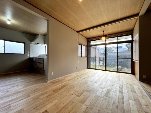 居室・リビング　日当たりの良いLDKです。床は無垢材のフローリング