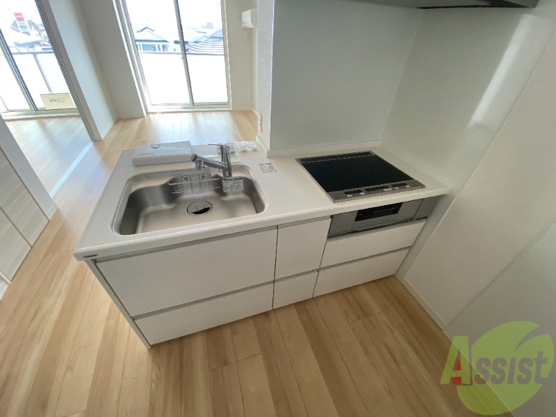 キッチン　シンプルで使いやすいキッチンです。下には収納もございます。