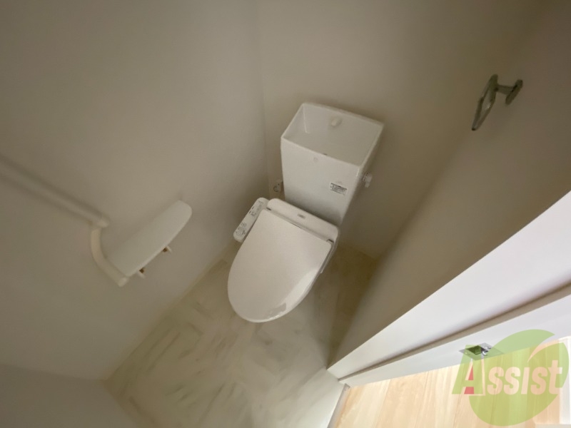 トイレ　トイレはウォシュレット機能付きで、快適にお過ごしいただけます
