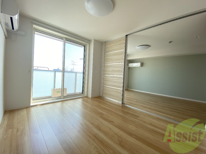 その他部屋・スペース　別角度から撮ったリビングです。日差しが入って気持ちいいですね