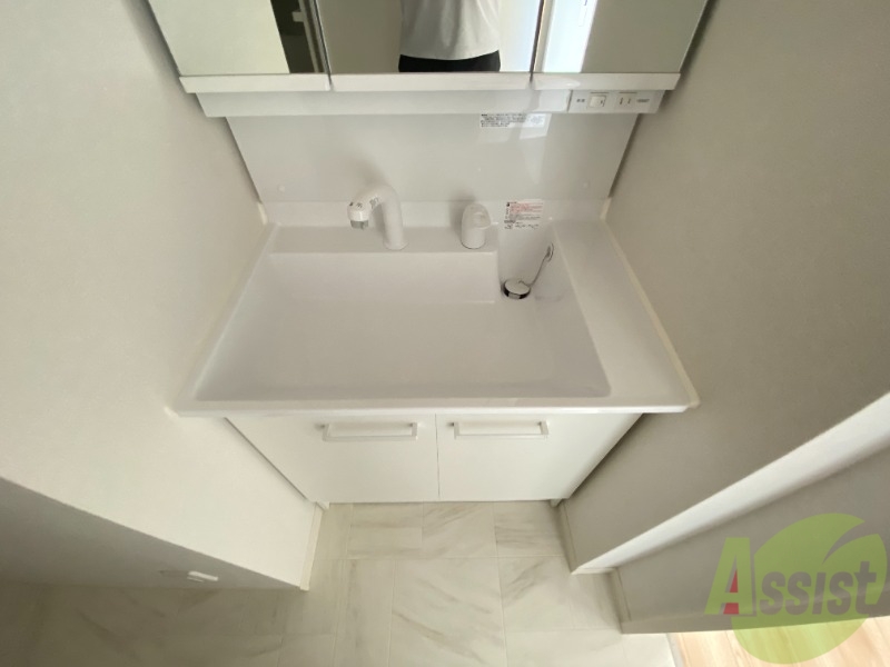 洗面設備　シャワーノズル付きの洗面台は、きれいで広くて使い易いです。