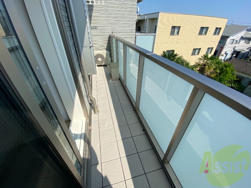 バルコニー　バルコニーはよく陽が当たり気持ちが良いです。