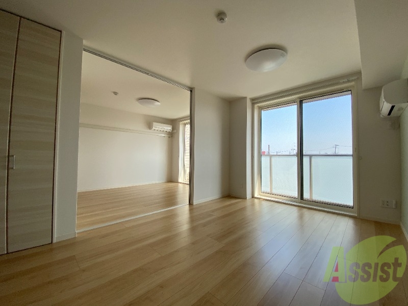 居室・リビング　１１．８帖のリビングは大きな窓のおかげでよく陽が差します